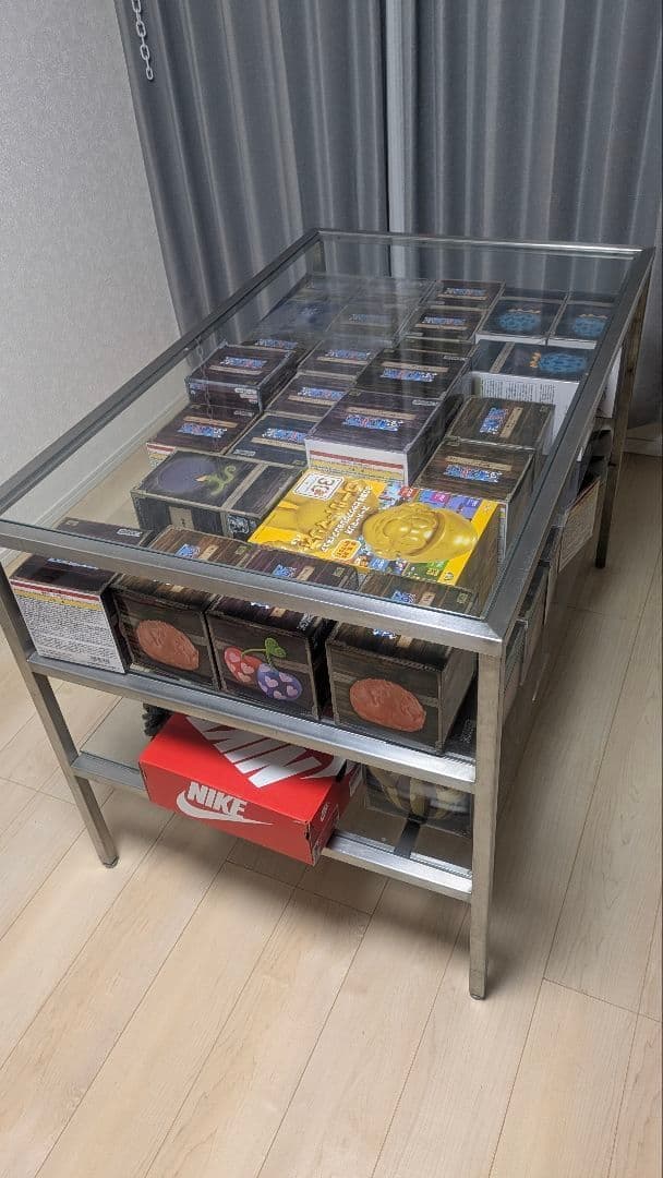 ショップ風のお部屋にガラステーブル