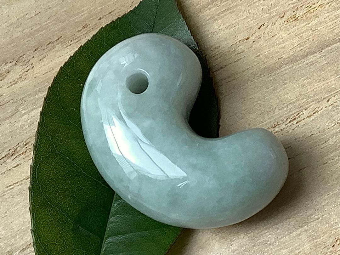 ✳味身良好極上　絶対のおすすめ‼️30万円以上します糸魚川翡翠勾玉　鑑別書付極上物