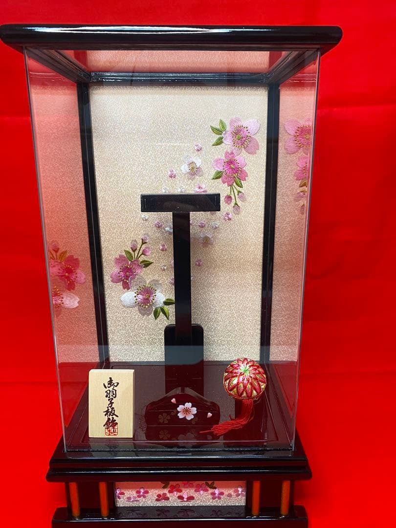 羽子板振袖金彩×かのこ刺繍アクリルケース１０号・間口約２６×奥約２１×高約４７㎝