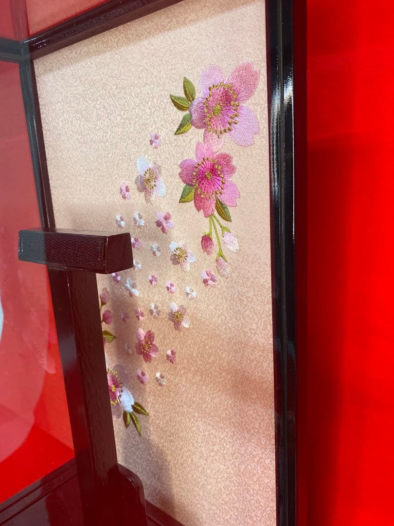 羽子板振袖金彩×かのこ刺繍アクリルケース１０号・間口約２６×奥約２１×高約４７㎝