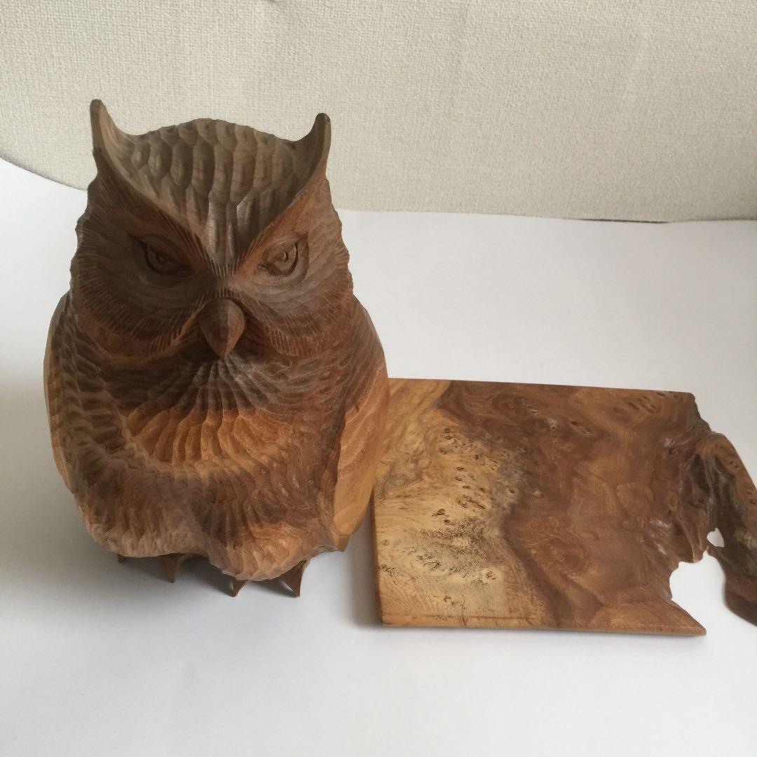 フクロウの木彫刻。幸せフクロウの置物。