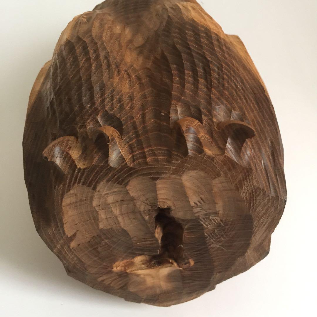 フクロウの木彫刻。幸せフクロウの置物。