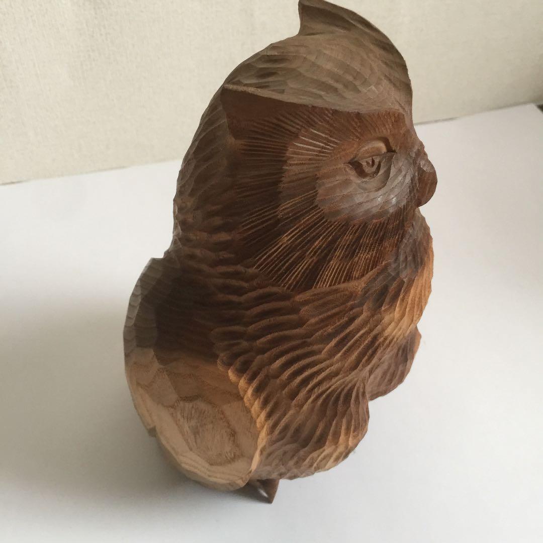 フクロウの木彫刻。幸せフクロウの置物。