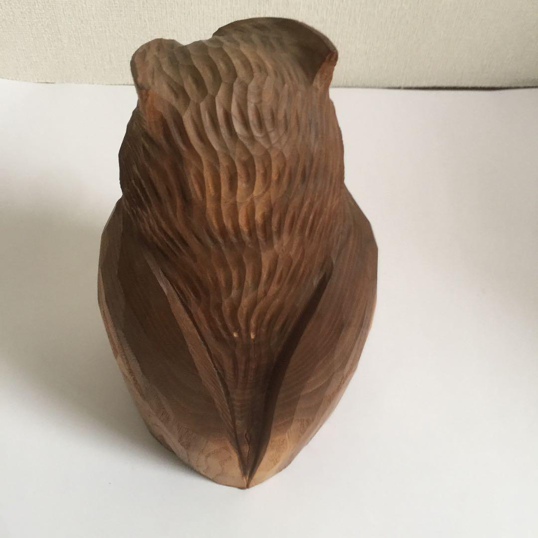 フクロウの木彫刻。幸せフクロウの置物。