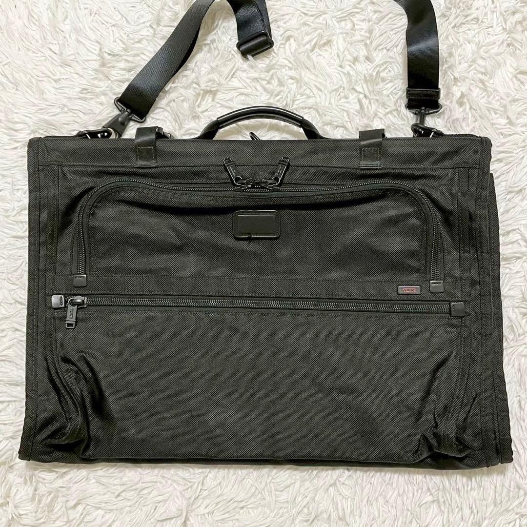 極美品　トゥミ　ガーメントバッグ　トライフォールド　3つ折りキャリーオン　黒