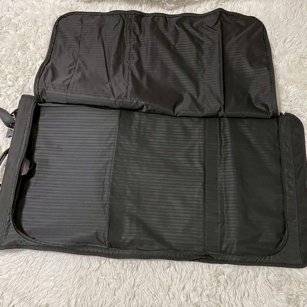 極美品　トゥミ　ガーメントバッグ　トライフォールド　3つ折りキャリーオン　黒