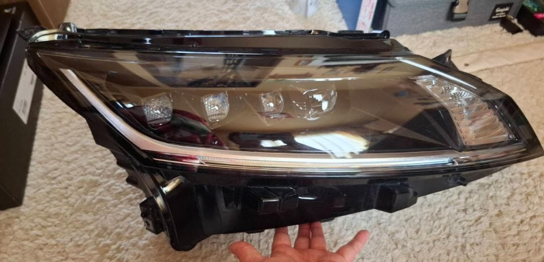 日産　ノート　ヘッドライト　純正・右