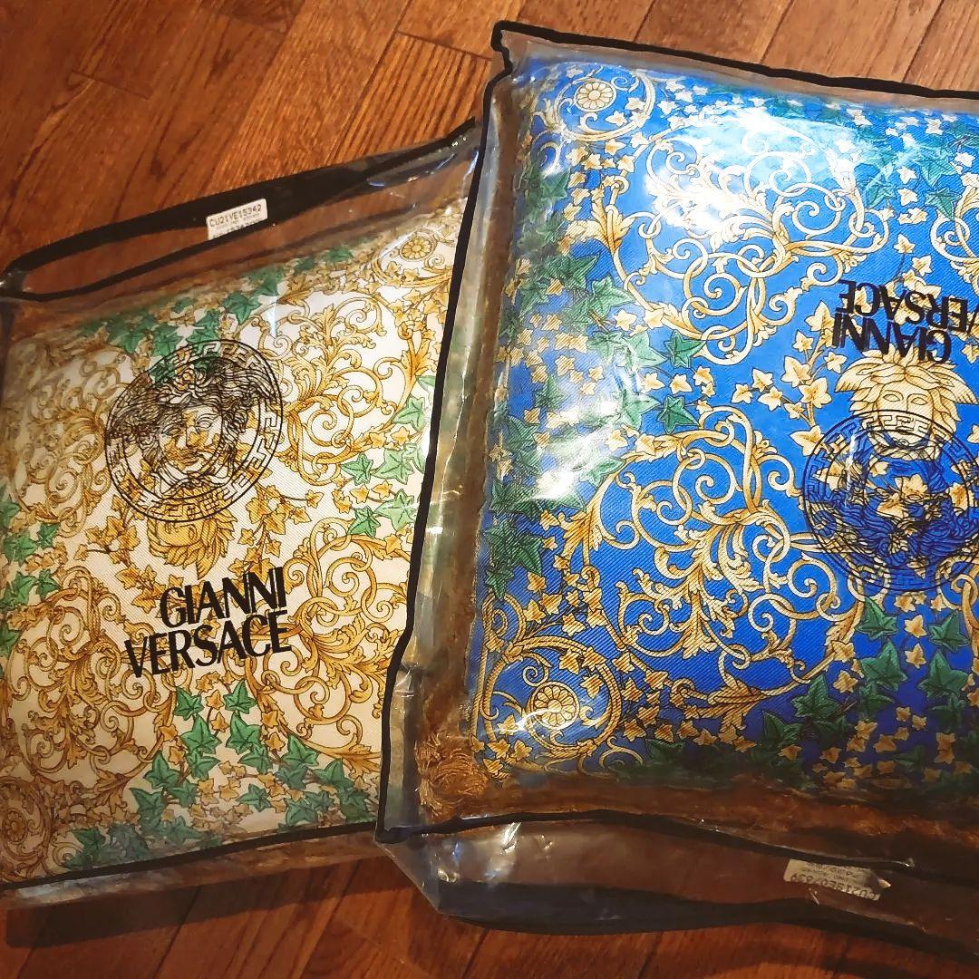 未使用2個セットジャンニヴェルサーチシルククッションリバーシブル45×45