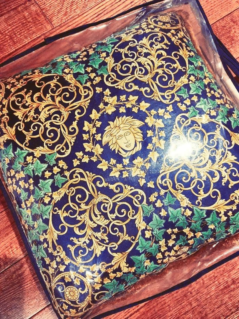 未使用2個セットジャンニヴェルサーチシルククッションリバーシブル45×45