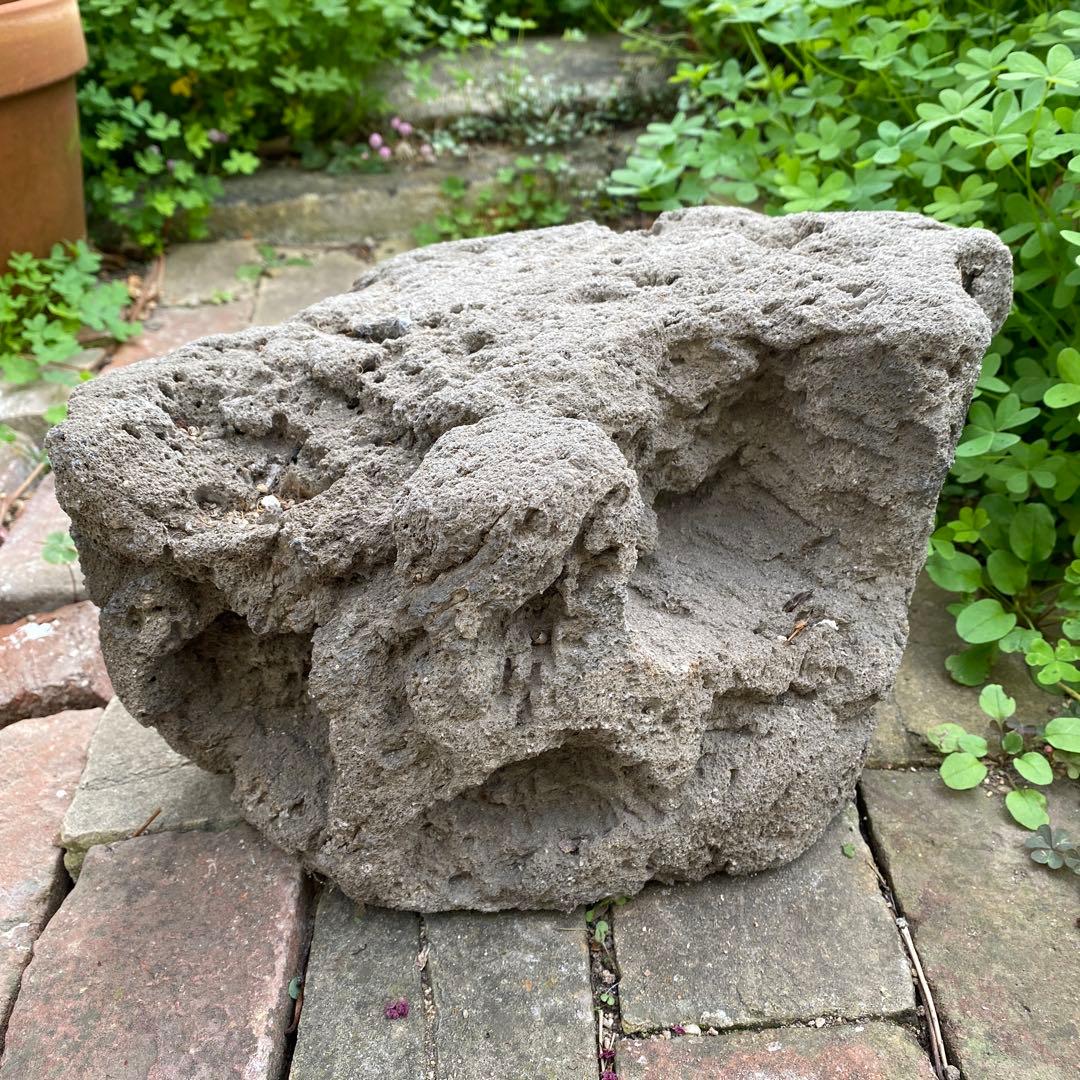 溶岩石　高15-17cm 庭石　鑑賞　アクアリウム　ガーデニング　置物　オブジェ