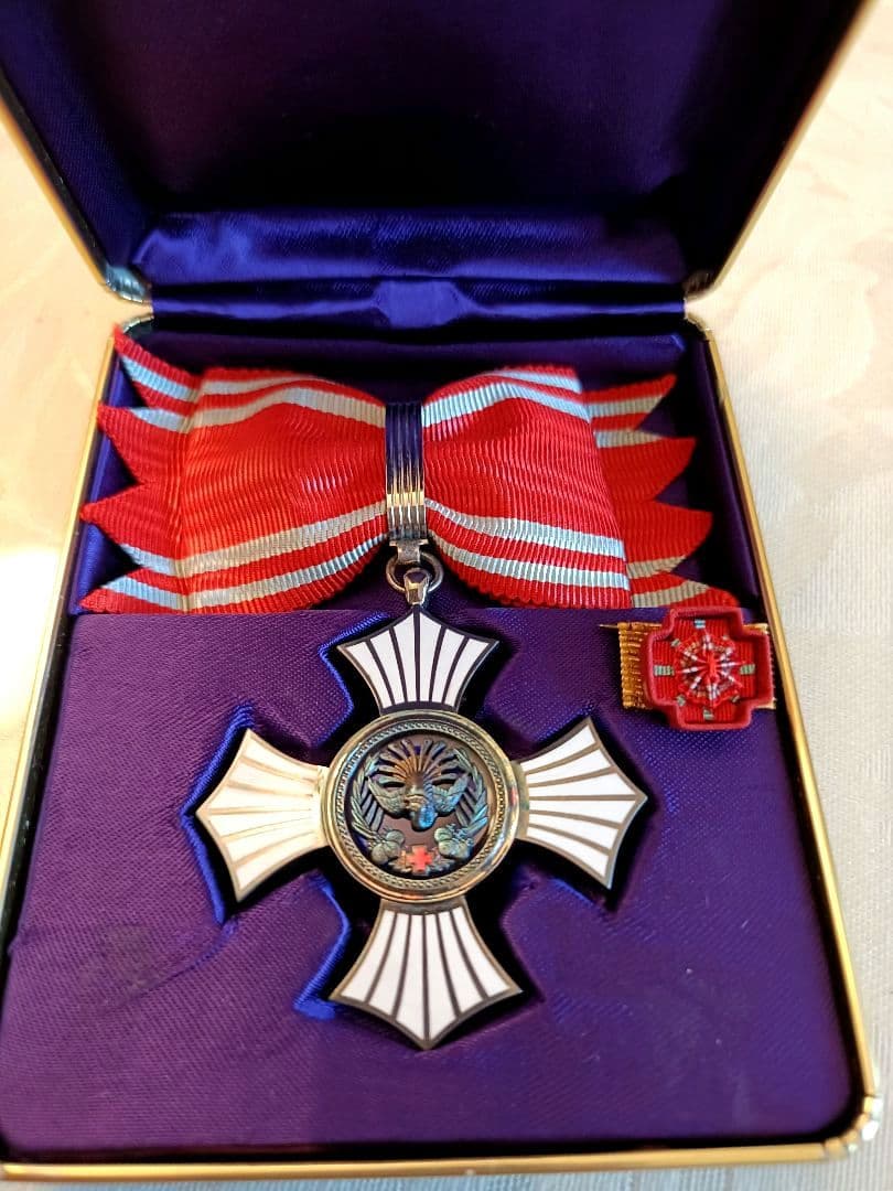 日本赤十字社 銀色有功章 バッジ 勲章 徽章 胸章 記章 メダル