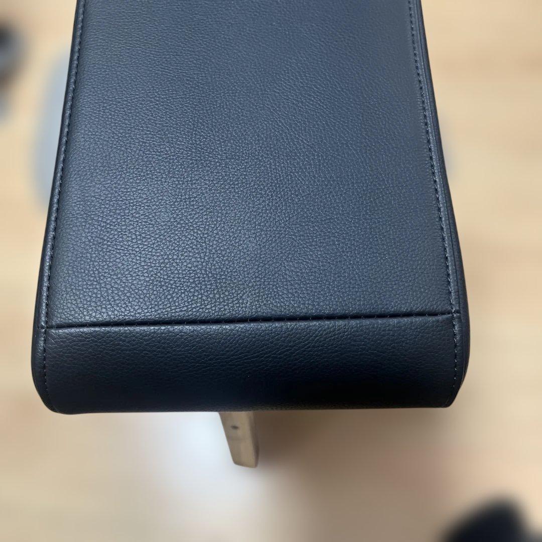 トヨタ ノア ヴォクシー 90系 フロントアームレスト 黒　運転席