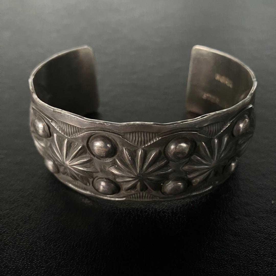 ナバホ族 NORA BILL ノラビル バングル インディアンジュエリー