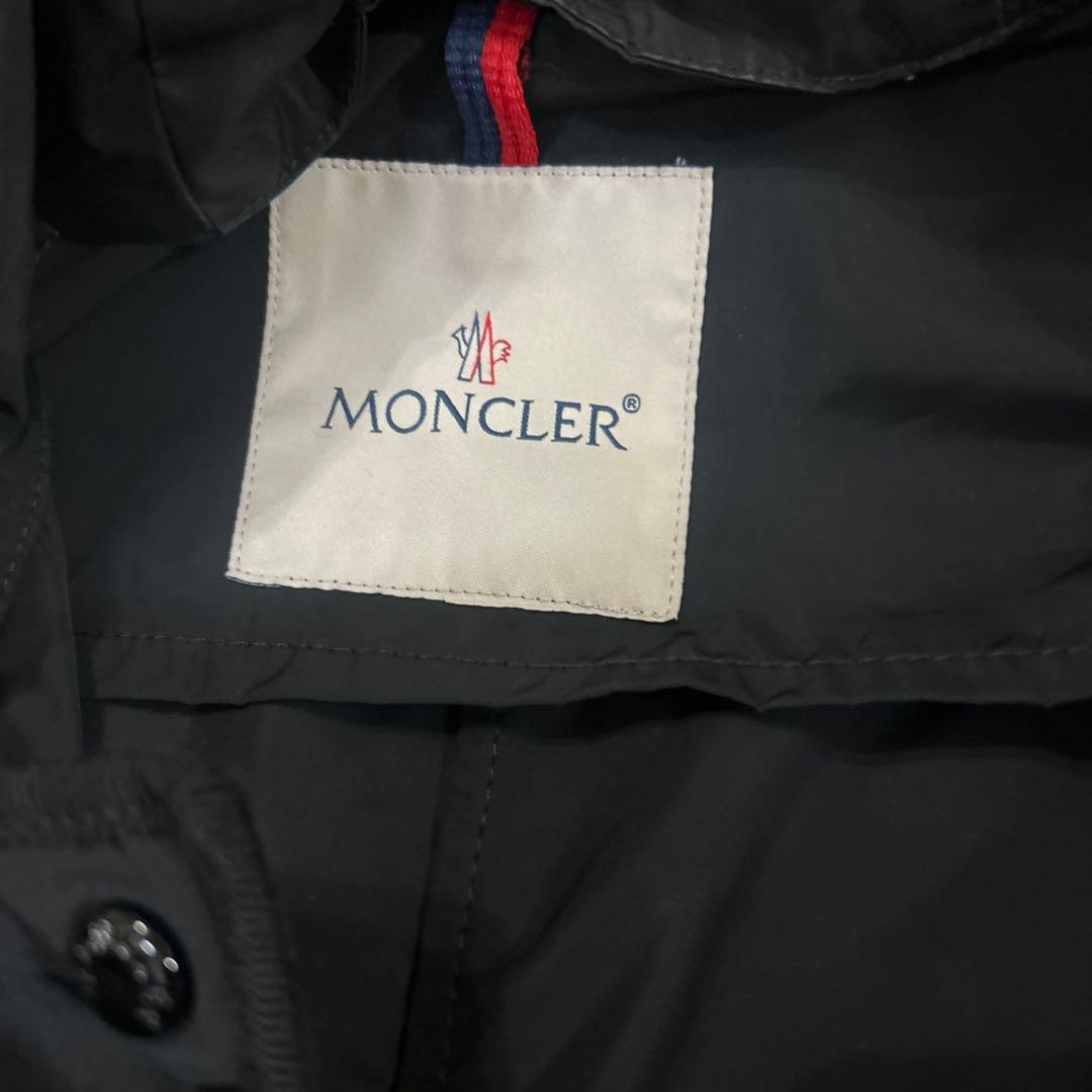 MONCLER ブラックジャケット フード付き