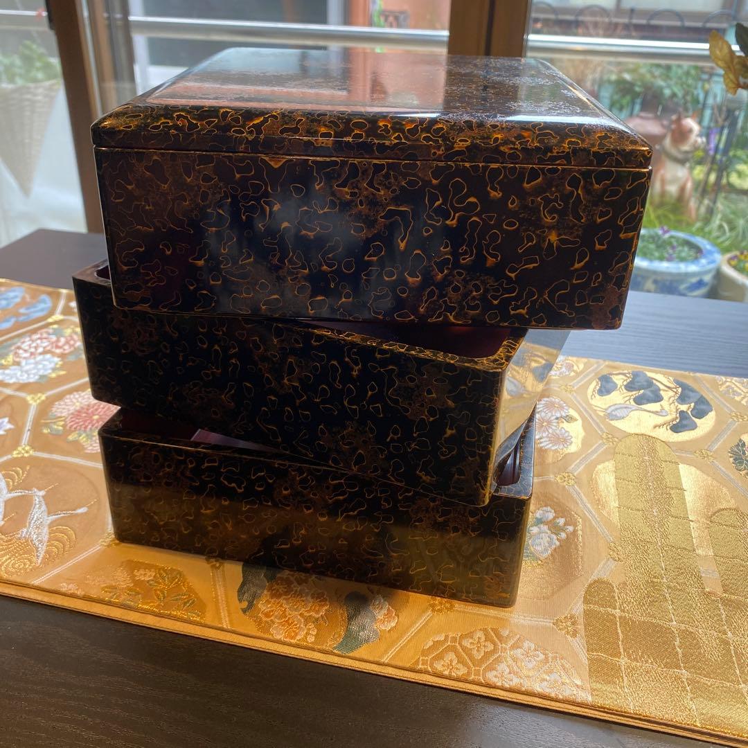 津軽塗り重箱 津軽塗本来の色合いです。