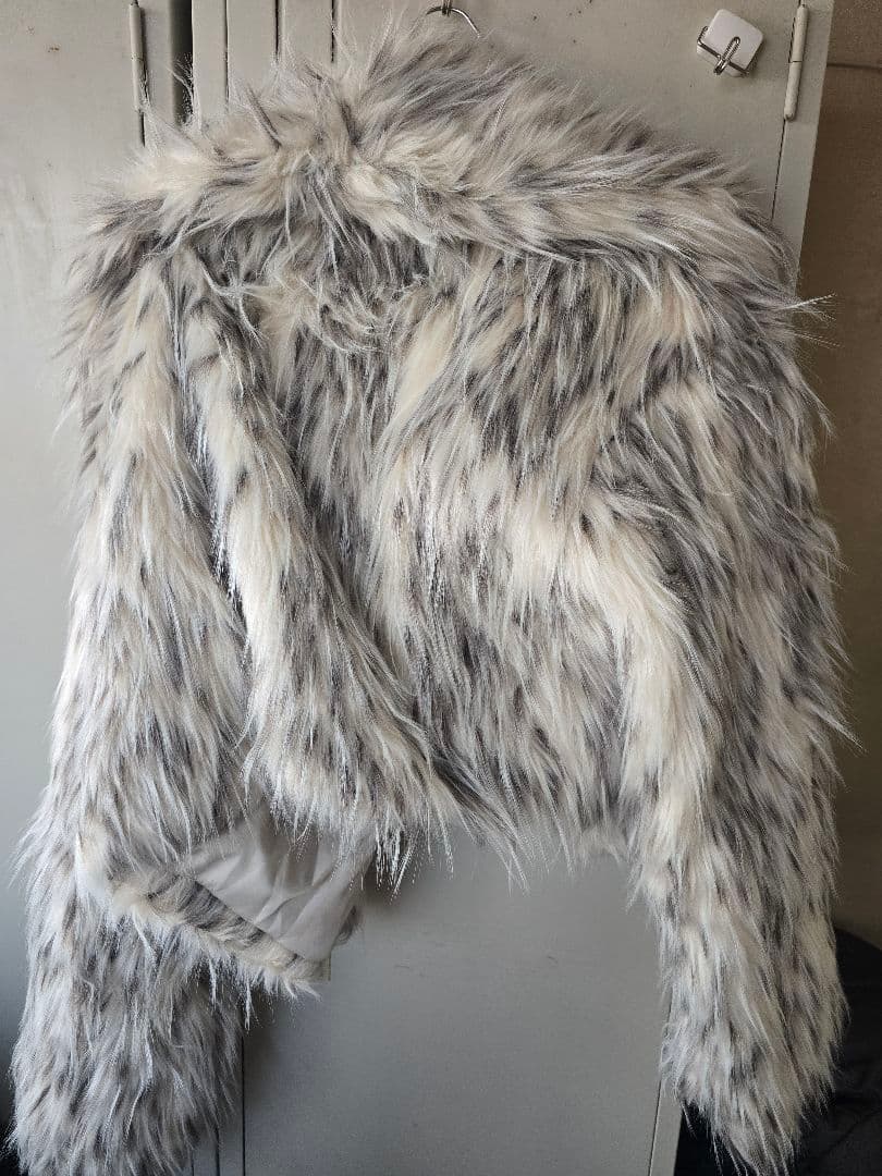 ホワイトファーショートジャケットXL2026 豪華目立ちます。短丈。