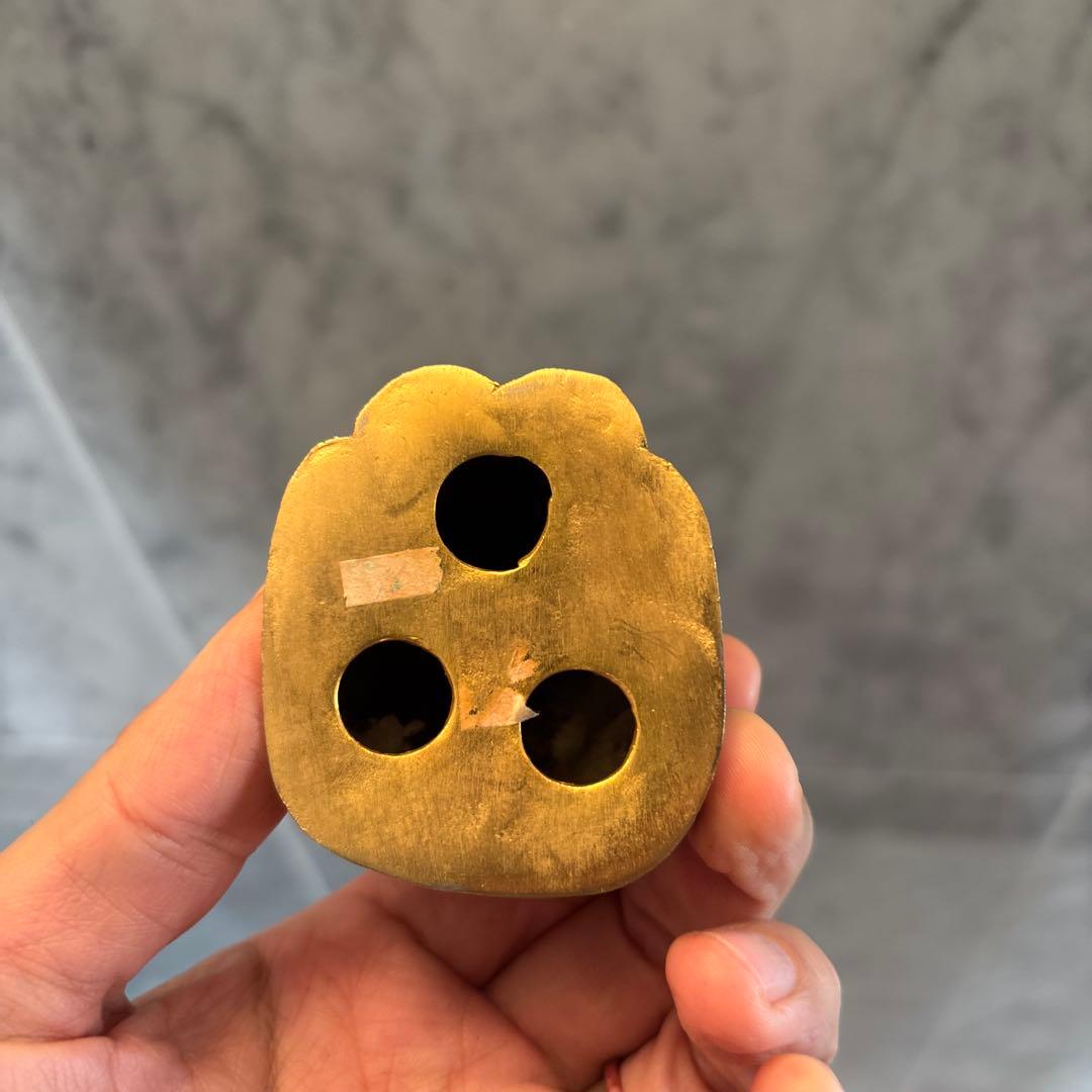 アンティーク　入れ墨のように体に描かれたお花や金彩が芸術的な猫ちゃんの陶器