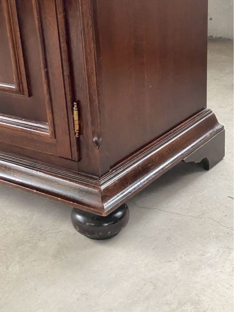 イギリス製　丸脚　高級　サイドボード　　キャビネット