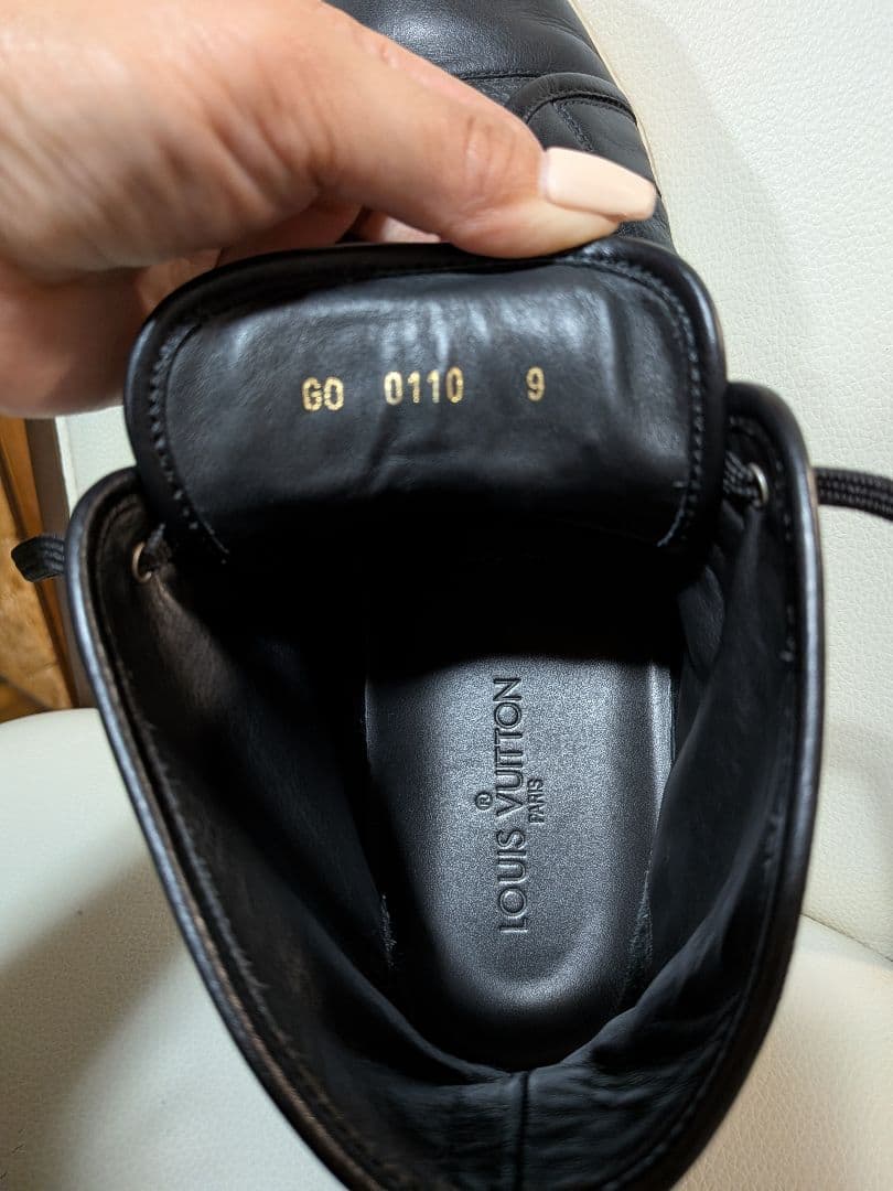 VUITTONブラックレザー ハイカットスニーカー