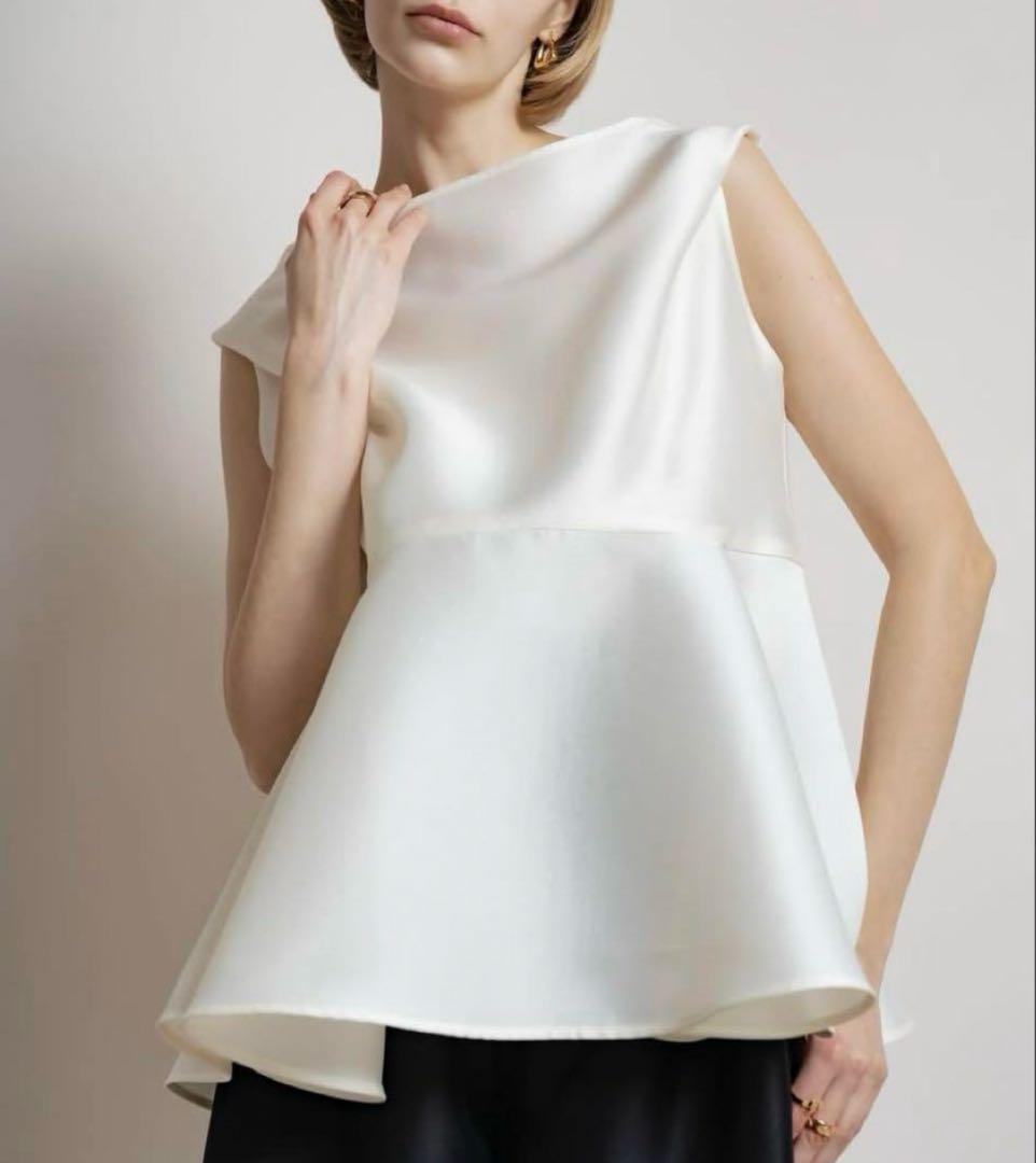 Heve two charm blouse　バニラ　タグ付き