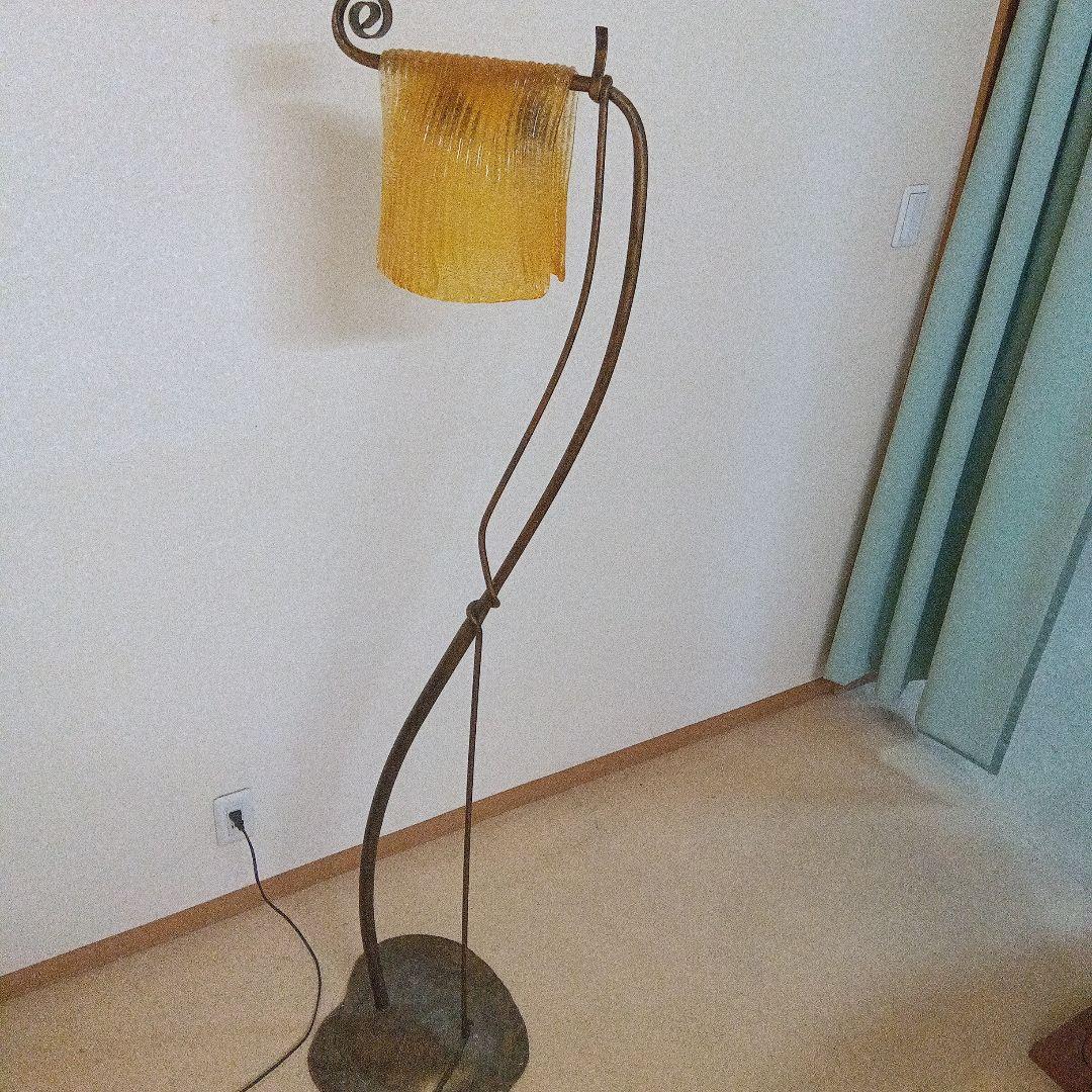 イエローガラスシェードのフロアランプ