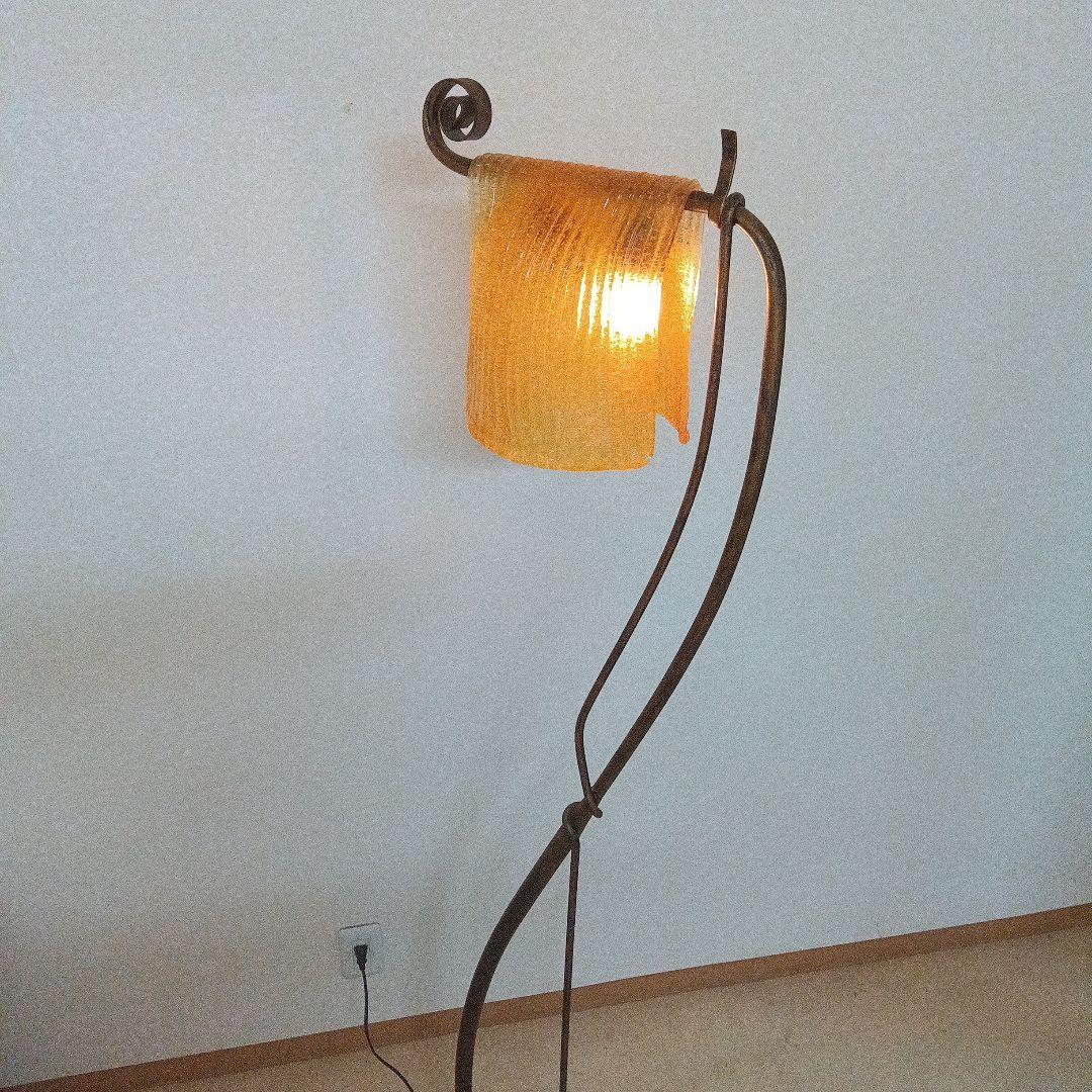 イエローガラスシェードのフロアランプ